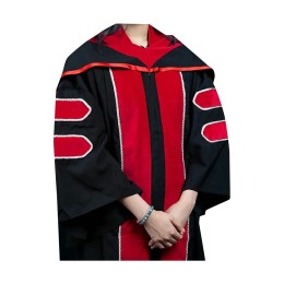 Classic accordion-style graduation gown design. Customized red and black graduation gown style to show your graduation achievements. Graduation gown manufacturer. Master of Philosophy graduation gown. Lingnan University DA495 Classic accordion-style graduation gown design. Customized red and black graduation gown style to show your graduation achievements. Graduation gown manufacturer. Master of Philosophy graduation gown. Lingnan University DA495